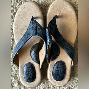 B.O.C. Women's Navy Embossed Sandals